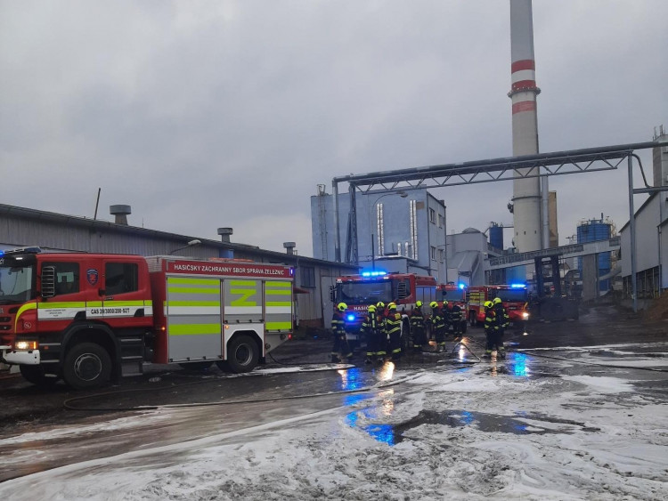 FOTOGALERIE: Požár kolového nakladače