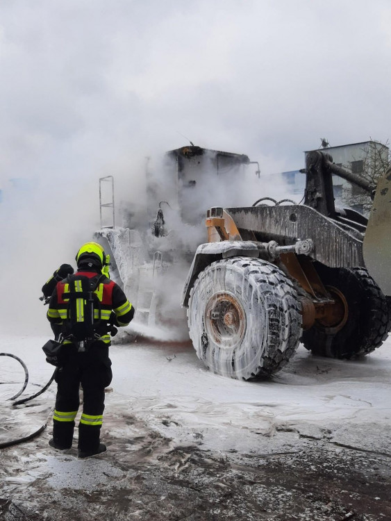FOTOGALERIE: Požár kolového nakladače