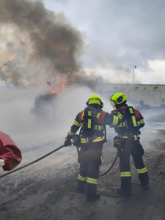 FOTOGALERIE: Požár kolového nakladače
