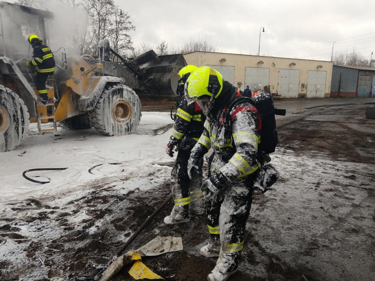 FOTOGALERIE: Požár kolového nakladače