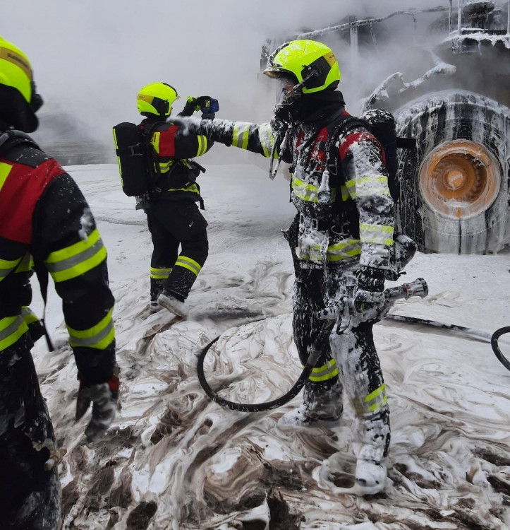 FOTOGALERIE: Požár kolového nakladače