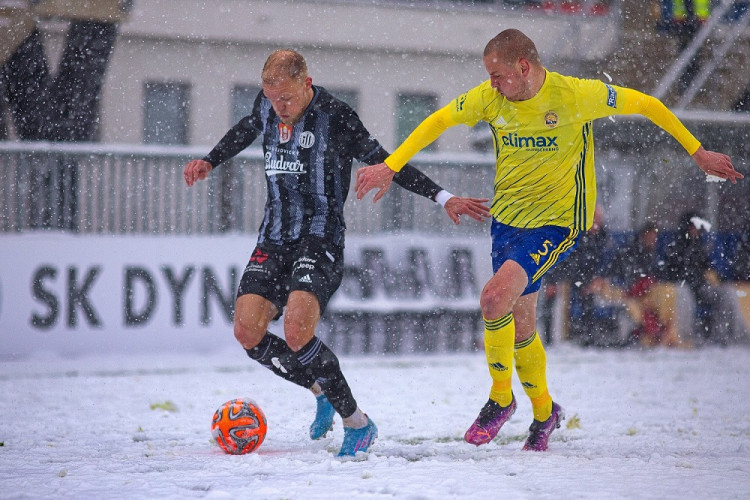 Mick van Buren bojuje o míč. 