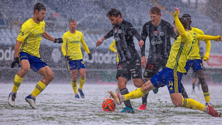 Skrumáž v brankovišti. 