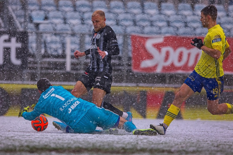 Mick van Buren (v černém) v šanci. 