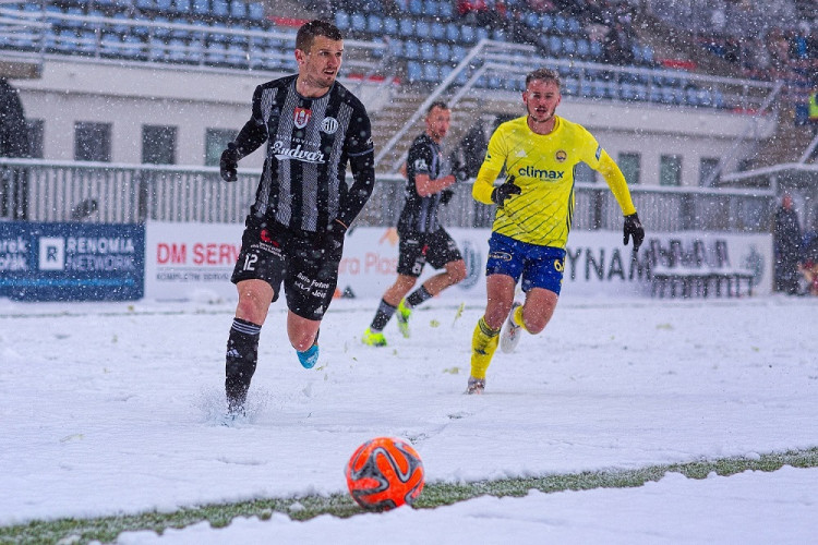 Bejnamin Čolič (v černém) běží za míčem. 