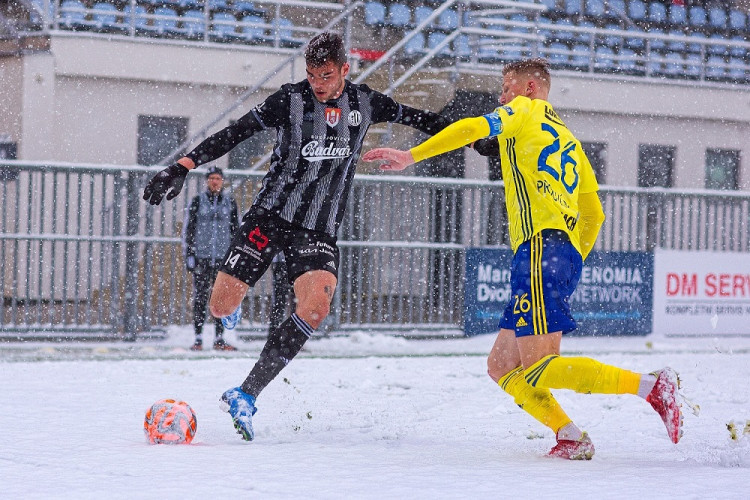 Daniel Hais (v černém) při pokusu o centr do vápna. 