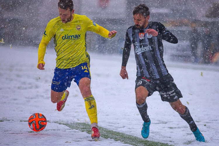 Patrik Brandner (v černém) v souboji o míč. 