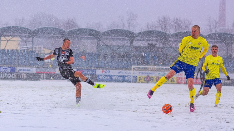 Hráči měli problém se střelbou i přihrávkami. 