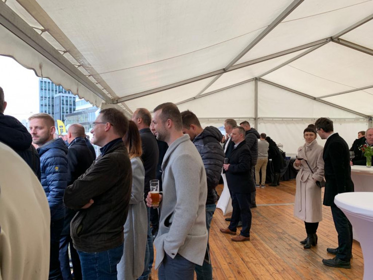 FOTOGALERIE: Obří pódium, raut i fotokoutek. Zahájení stavby metra D připomínalo menší festival