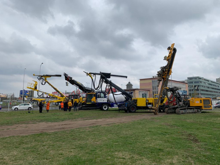 FOTOGALERIE: Obří pódium, raut i fotokoutek. Zahájení stavby metra D připomínalo menší festival