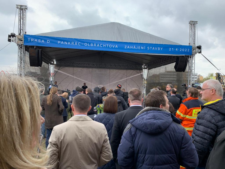 FOTOGALERIE: Obří pódium, raut i fotokoutek. Zahájení stavby metra D připomínalo menší festival