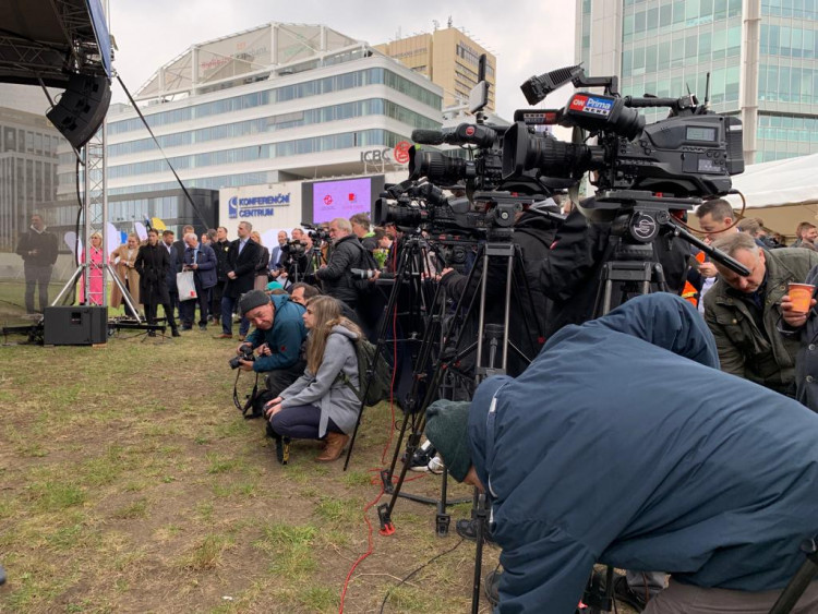 FOTOGALERIE: Obří pódium, raut i fotokoutek. Zahájení stavby metra D připomínalo menší festival