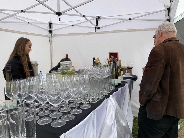 FOTOGALERIE: Obří pódium, raut i fotokoutek. Zahájení stavby metra D připomínalo menší festival