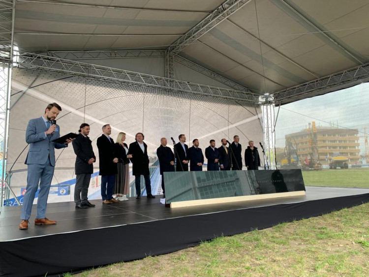 FOTOGALERIE: Obří pódium, raut i fotokoutek. Zahájení stavby metra D připomínalo menší festival