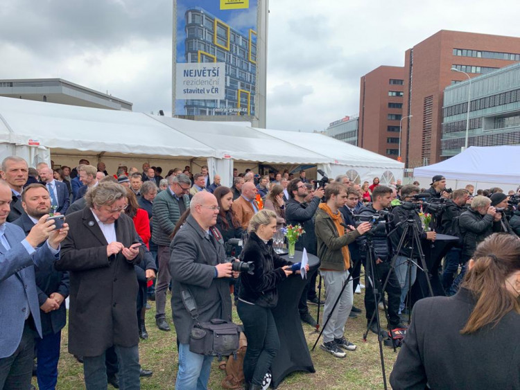 FOTOGALERIE: Obří pódium, raut i fotokoutek. Zahájení stavby metra D připomínalo menší festival