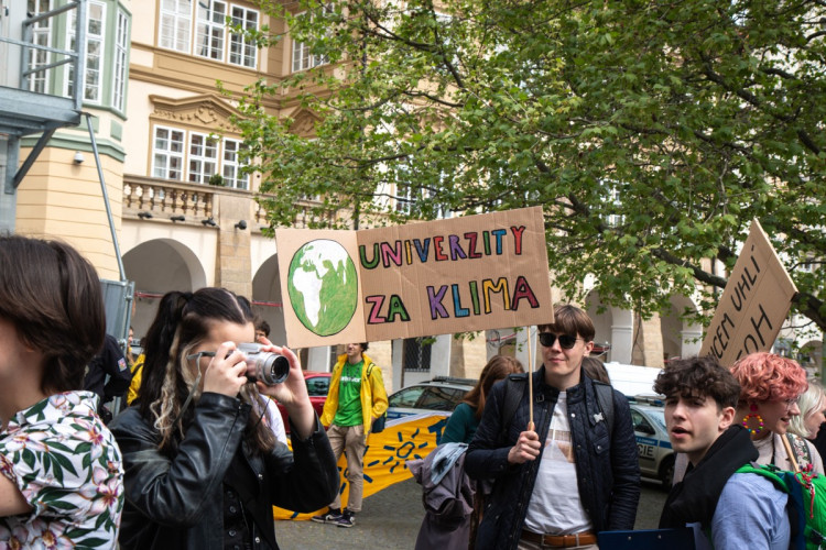 FOTOGALERIE: Studenti v Praze stávkovali za klima. Nejít do školy, nám přijde adekvátní, říká jejich mluvčí