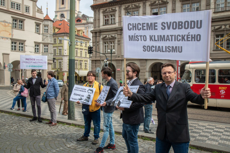 FOTOGALERIE: Studenti v Praze stávkovali za klima. Nejít do školy, nám přijde adekvátní, říká jejich mluvčí