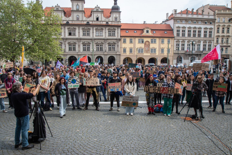 FOTOGALERIE: Studenti v Praze stávkovali za klima. Nejít do školy, nám přijde adekvátní, říká jejich mluvčí