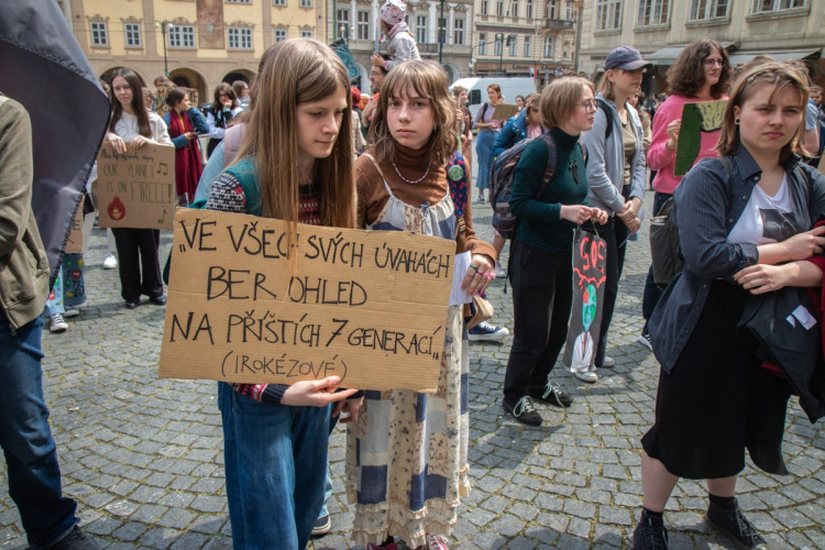 FOTOGALERIE: Studenti v Praze stávkovali za klima. Nejít do školy, nám přijde adekvátní, říká jejich mluvčí