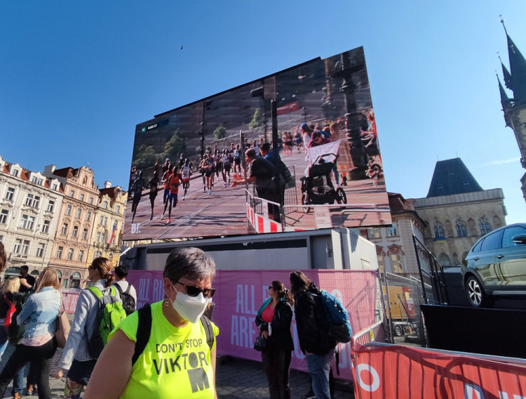 FOTOGALERIE: Začal tradiční pražský maraton. Běží jednotlivci, týmy i rodiny