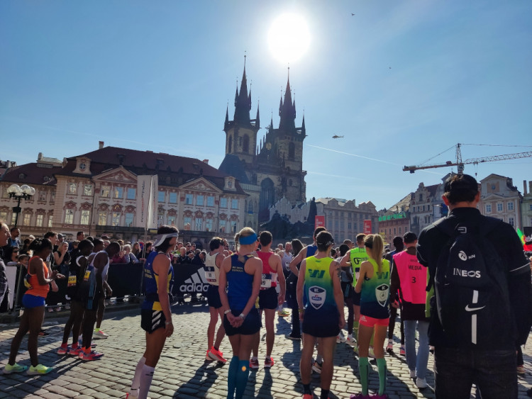 FOTOGALERIE: Začal tradiční pražský maraton. Běží jednotlivci, týmy i rodiny