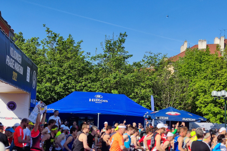 FOTOGALERIE: Začal tradiční pražský maraton. Běží jednotlivci, týmy i rodiny