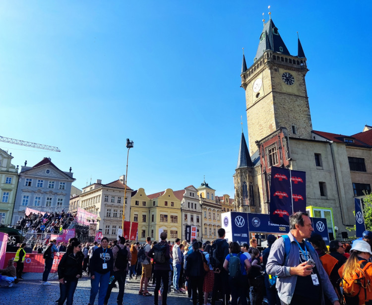 FOTOGALERIE: Začal tradiční pražský maraton. Běží jednotlivci, týmy i rodiny