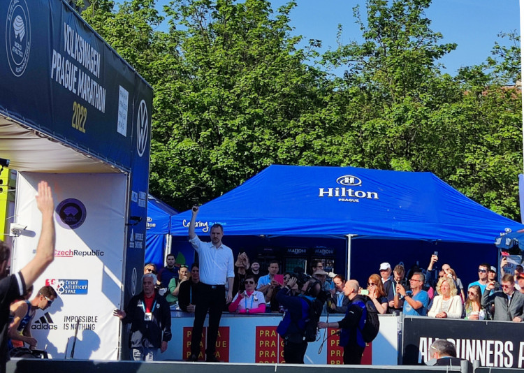 FOTOGALERIE: Začal tradiční pražský maraton. Běží jednotlivci, týmy i rodiny