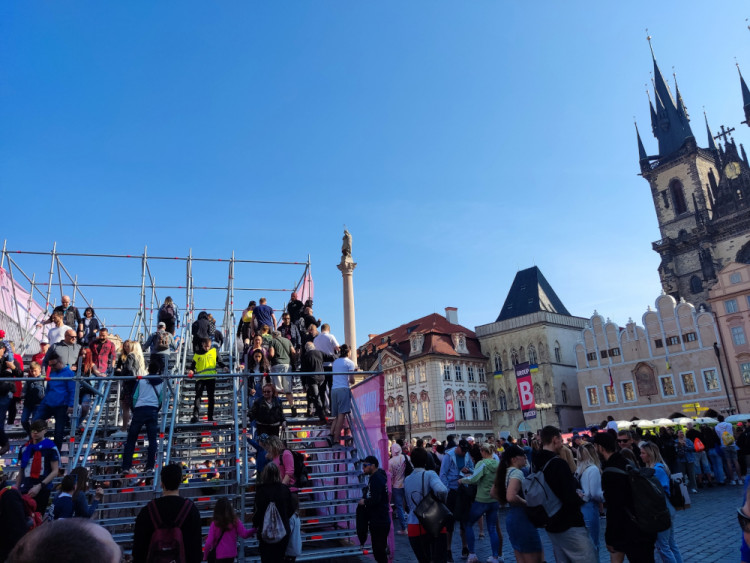 FOTOGALERIE: Začal tradiční pražský maraton. Běží jednotlivci, týmy i rodiny