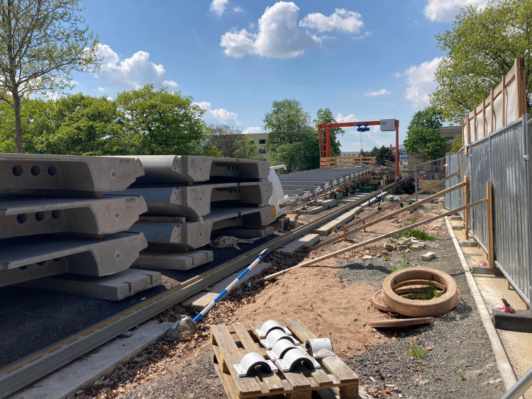 Stavba lávky přes Labe v Hradci Králové