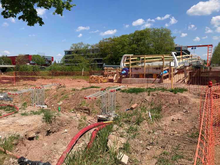 Stavba lávky přes Labe v Hradci Králové