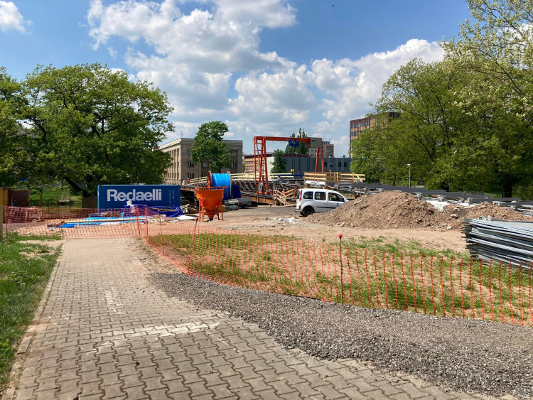 Stavba lávky přes Labe v Hradci Králové