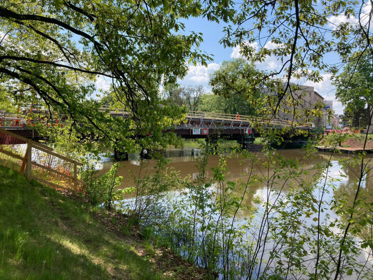 Stavba lávky přes Labe v Hradci Králové