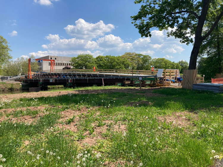 Stavba lávky přes Labe v Hradci Králové