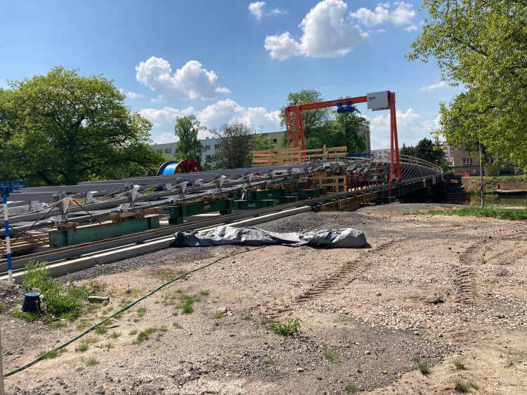 Stavba lávky přes Labe v Hradci Králové