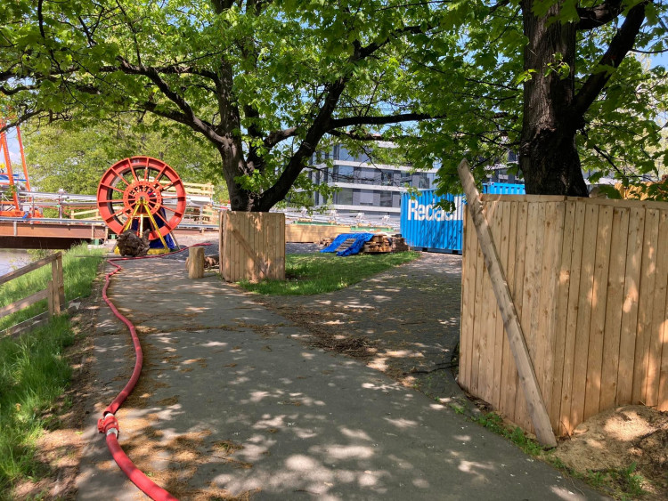 Stavba lávky přes Labe v Hradci Králové