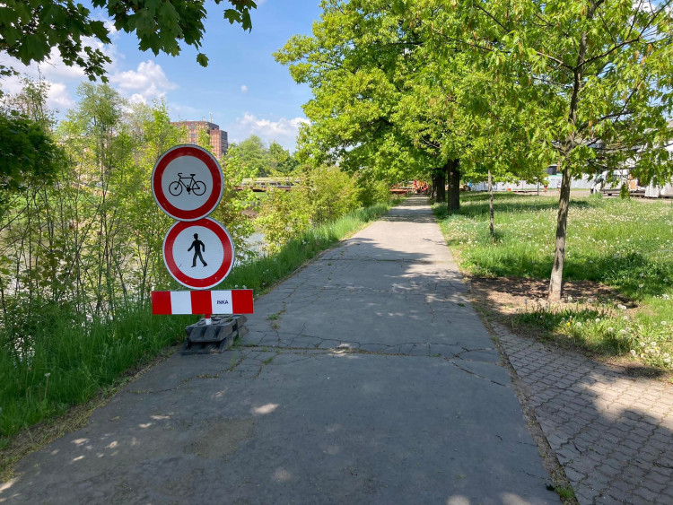 Stavba lávky přes Labe v Hradci Králové