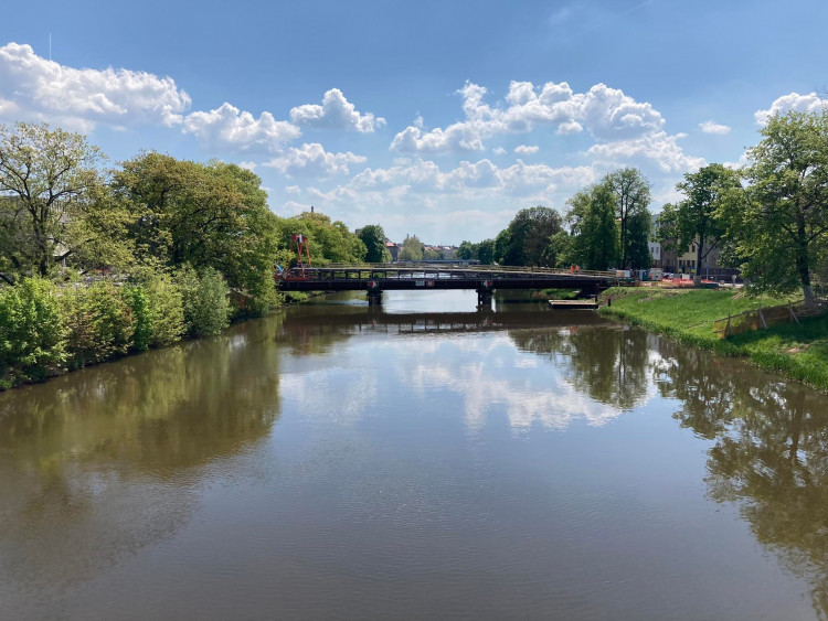 Stavba lávky přes Labe v Hradci Králové