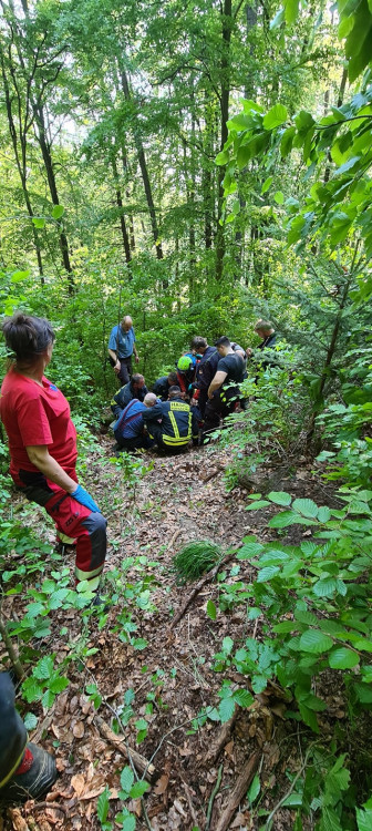 Převrátila se na ně čtyřkolka. Záchrana dvou osob u Mimoně si vyžádala pomoc vrtulníku