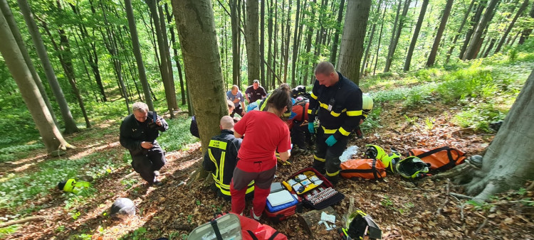 Převrátila se na ně čtyřkolka. Záchrana dvou osob u Mimoně si vyžádala pomoc vrtulníku