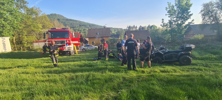 Převrátila se na ně čtyřkolka. Záchrana dvou osob u Mimoně si vyžádala pomoc vrtulníku