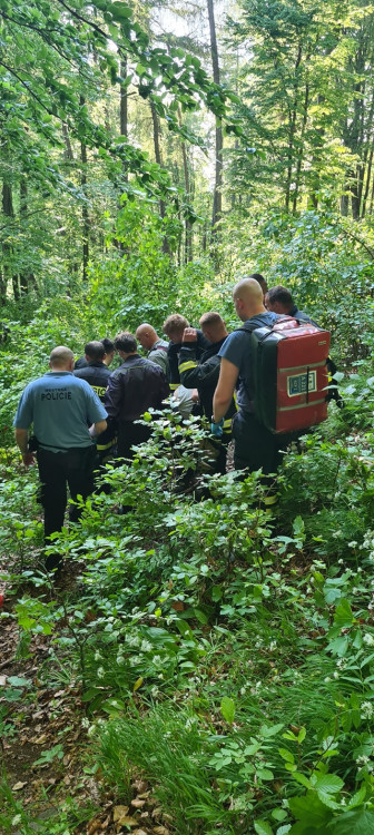 Převrátila se na ně čtyřkolka. Záchrana dvou osob u Mimoně si vyžádala pomoc vrtulníku