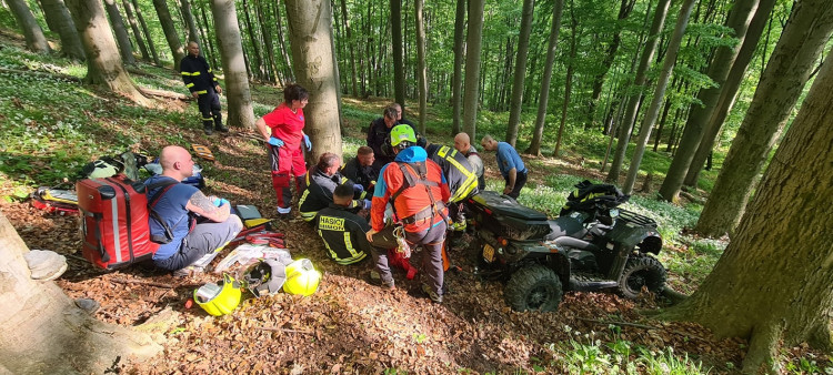 Převrátila se na ně čtyřkolka. Záchrana dvou osob u Mimoně si vyžádala pomoc vrtulníku