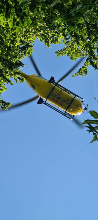 Převrátila se na ně čtyřkolka. Záchrana dvou osob u Mimoně si vyžádala pomoc vrtulníku