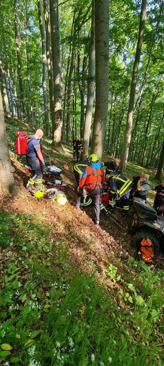 Převrátila se na ně čtyřkolka. Záchrana dvou osob u Mimoně si vyžádala pomoc vrtulníku