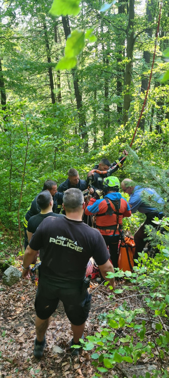 Převrátila se na ně čtyřkolka. Záchrana dvou osob u Mimoně si vyžádala pomoc vrtulníku