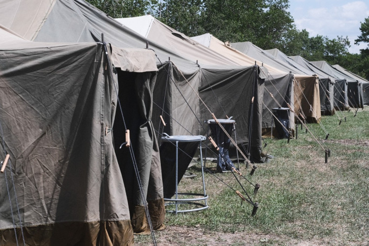 FOTOGALERIE: Z nádraží do stanů. Podívejte se, kde budou spát uprchlíci z Ukrajiny
