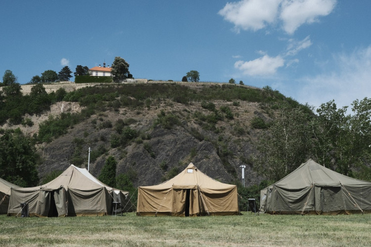 FOTOGALERIE: Z nádraží do stanů. Podívejte se, kde budou spát uprchlíci z Ukrajiny