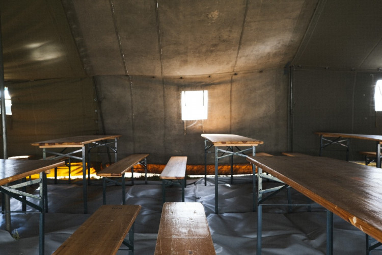 FOTOGALERIE: Z nádraží do stanů. Podívejte se, kde budou spát uprchlíci z Ukrajiny