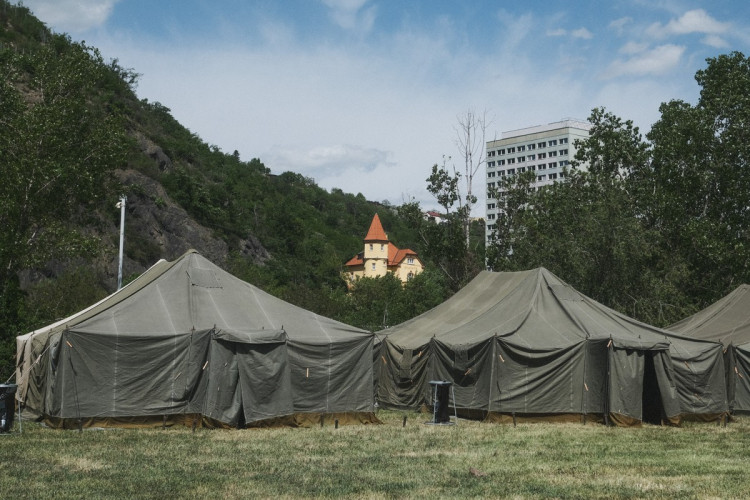 FOTOGALERIE: Z nádraží do stanů. Podívejte se, kde budou spát uprchlíci z Ukrajiny